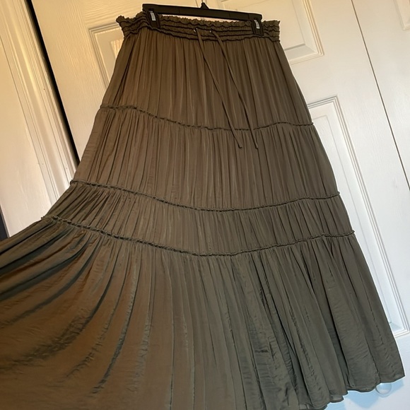 Simply Vera Vera Wang Dresses & Skirts - Vera Wang Olive Green Silky Peasant Skirt Sz M Flowy tiered elastic drawstring